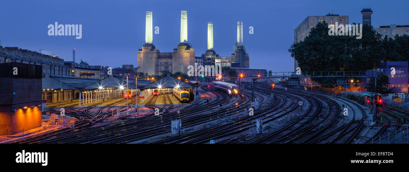Bahnlinien vor dem Battersea Power Station in der Dämmerung, London, England, Großbritannien Stockfoto