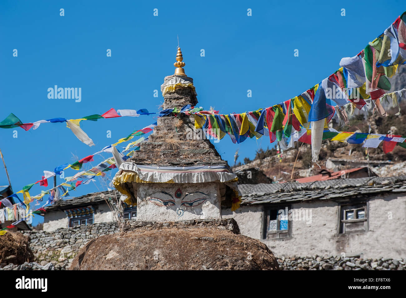 Nepal, Himalaya, Khumbu-Region, Tengboche, Gebetsfahnen im Bergdorf Stockfoto