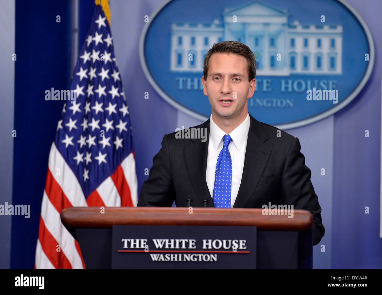 Weiße Haus leitenden stellvertretenden Press Secretary Eric Schultz führt die tägliche Briefing in der Brady-Briefing-Room des weißen Hauses in Washington, DC., Mittwoch, 28. Januar 2015. Bildnachweis: Mike Theiler/Pool über CNP - kein Draht-Dienst- Stockfoto