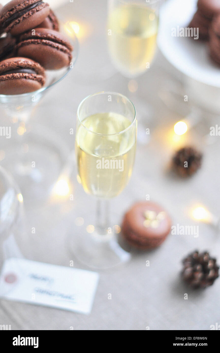 Glas weiß Wein und Schokolade-Makronen Stockfoto