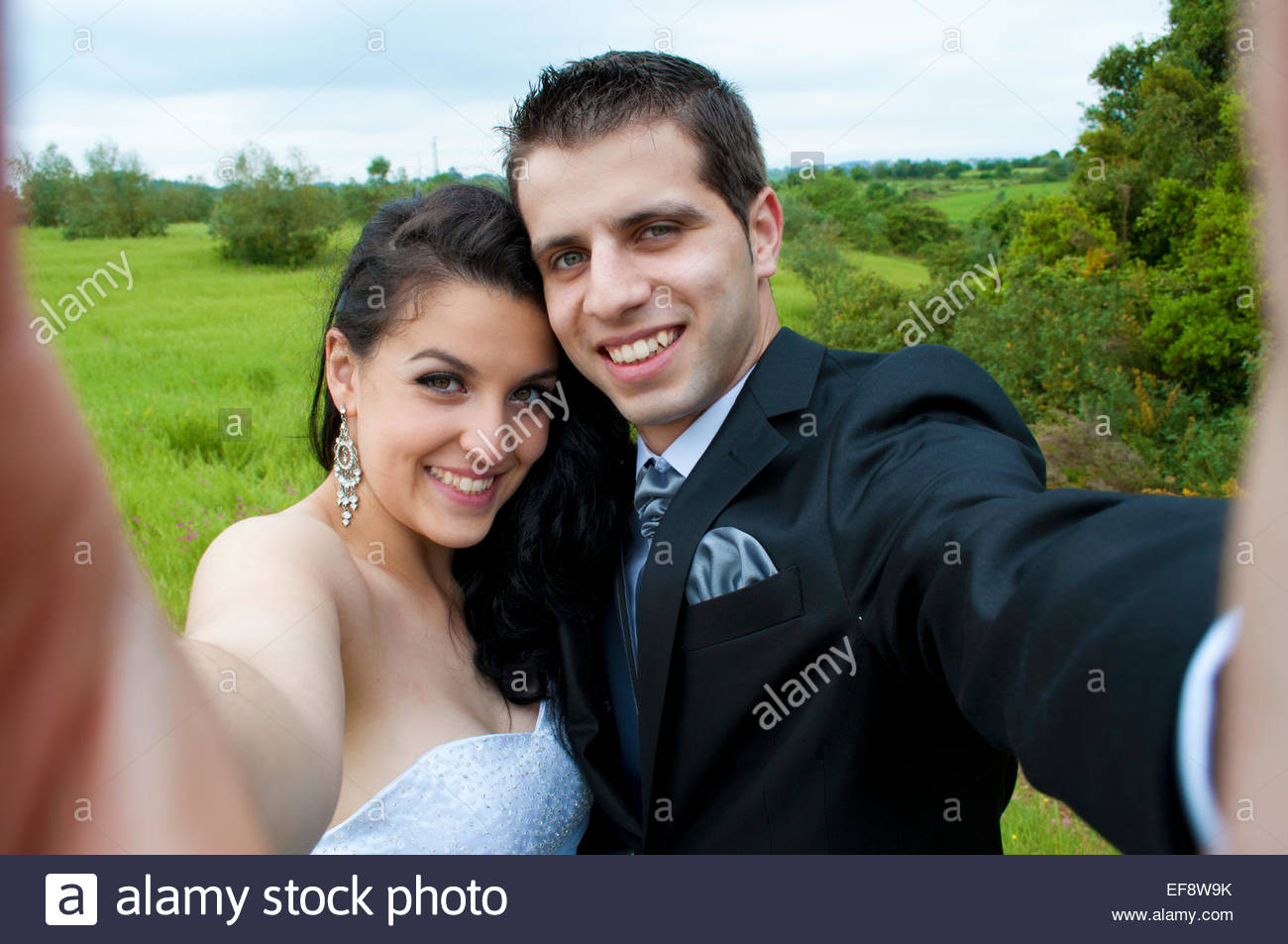 Glückliche Braut und Bräutigam im Freien stehend ein Selfie Stockfoto