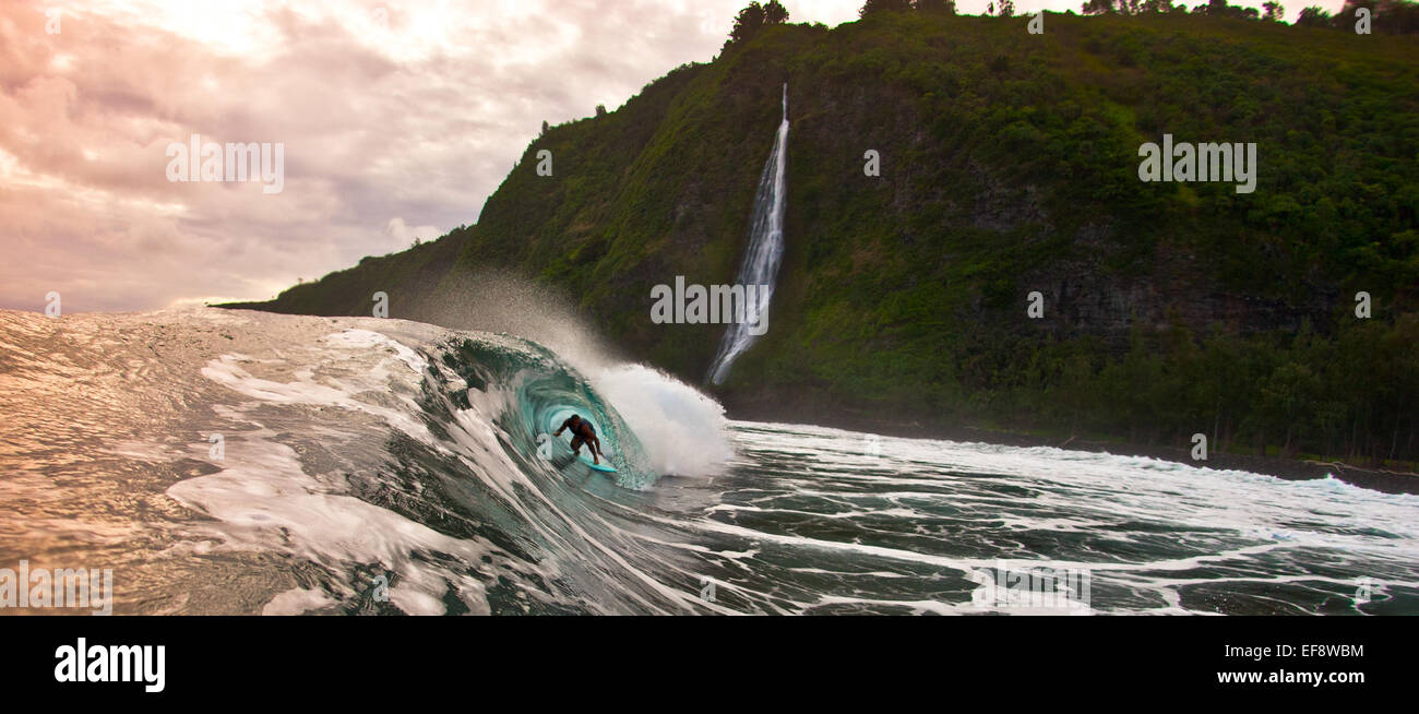 USA, Hawaii Inseln, riesige Welle mit Mann in Lauf bei Sonnenuntergang Stockfoto