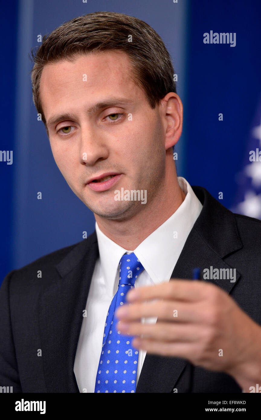 Weiße Haus leitenden stellvertretenden Press Secretary Eric Schultz führt die tägliche Briefing in der Brady-Briefing-Room des weißen Hauses in Washington, DC., Mittwoch, 28. Januar 2015. Bildnachweis: Mike Theiler/Pool über CNP - kein Draht-Dienst- Stockfoto