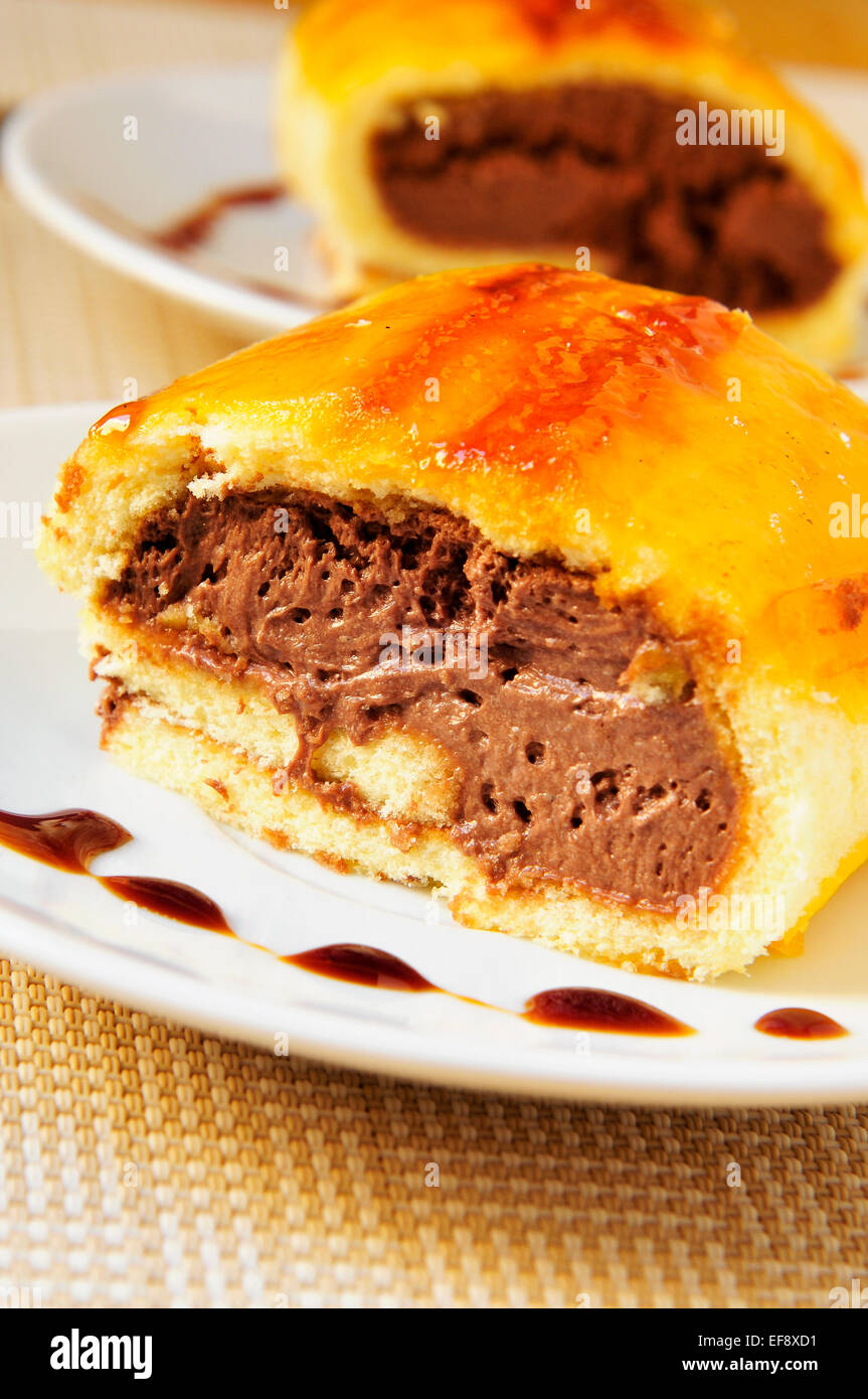 ein Stück des Brazo de Gitano, typisch spanische Biskuitrolle gefüllt mit Schokolade Stockfoto