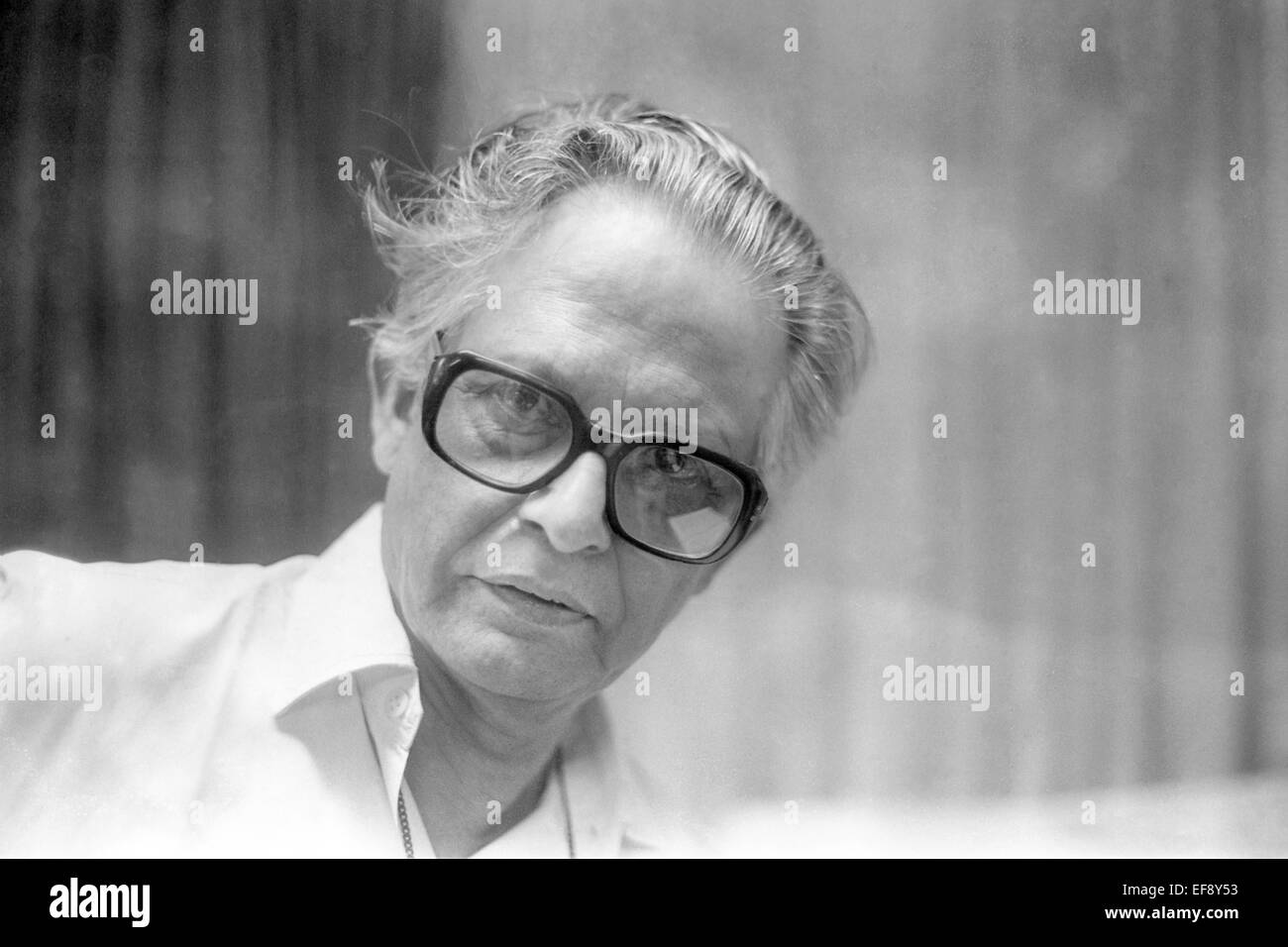 R K Laxman , Rasipuram Krishnaswami Laxman ein indischer Karikaturist, Illustrator und Humorist sitzt in seiner Kabine zu Zeiten von Indien, Bombay, Mumbai, Maharashtra, Indien, Asien Stockfoto