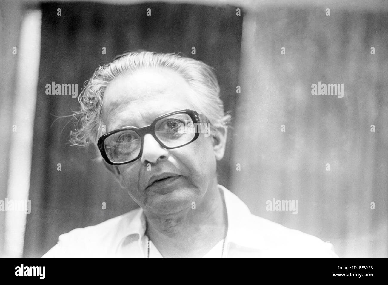 R K Laxman , Rasipuram Krishnaswami Laxman ein indischer Karikaturist, Illustrator und Humorist sitzt in seiner Kabine zu Zeiten von Indien, Bombay, Mumbai, Maharashtra, Indien, Asien Stockfoto