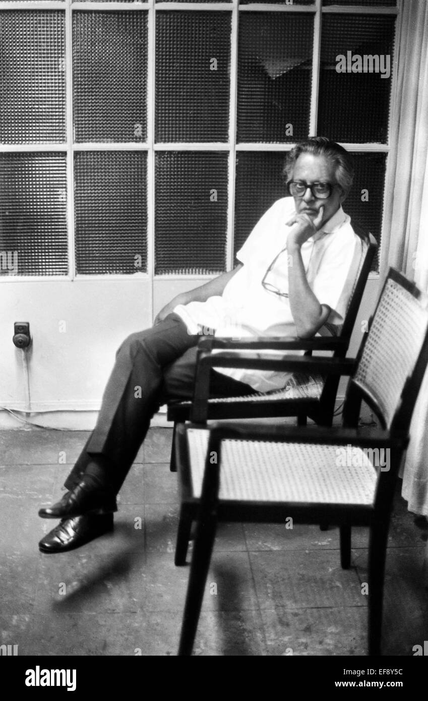 R K Laxman , Rasipuram Krishnaswami Laxman ein indischer Karikaturist, Illustrator und Humorist sitzt in seiner Kabine zu Zeiten von Indien, Bombay, Mumbai, Maharashtra, Indien, Asien Stockfoto