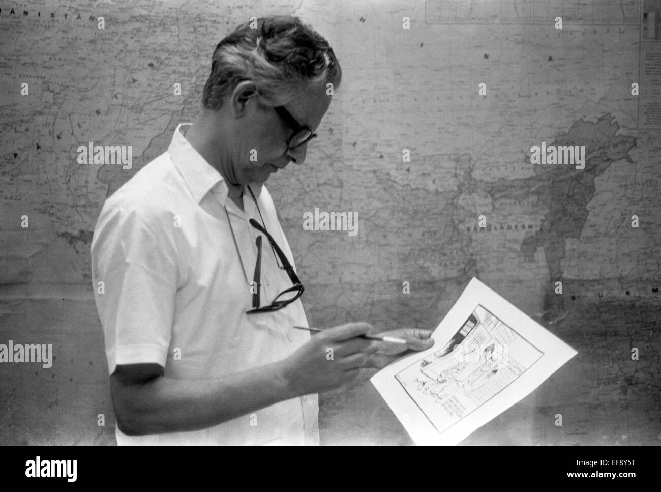 R K Laxman , Rasipuram Krishnaswami Laxman ein indischer Karikaturist, Illustrator und Humorist sitzt in seiner Kabine zu Zeiten von Indien, Bombay, Mumbai, Maharashtra, Indien, Asien Stockfoto