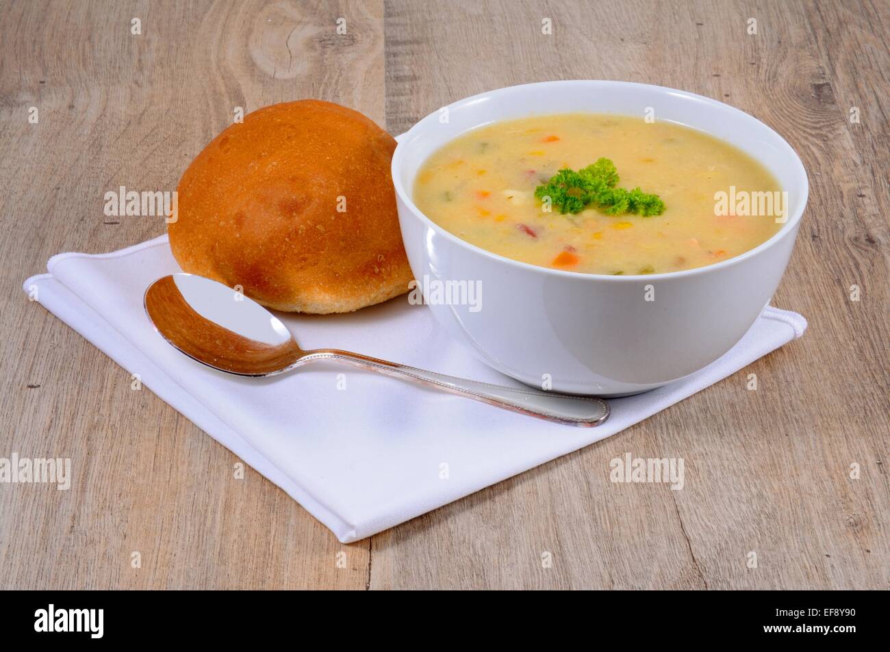 Fish chowder Suppe mit geräuchertem Schellfisch, Kabeljau, Lachs und ...