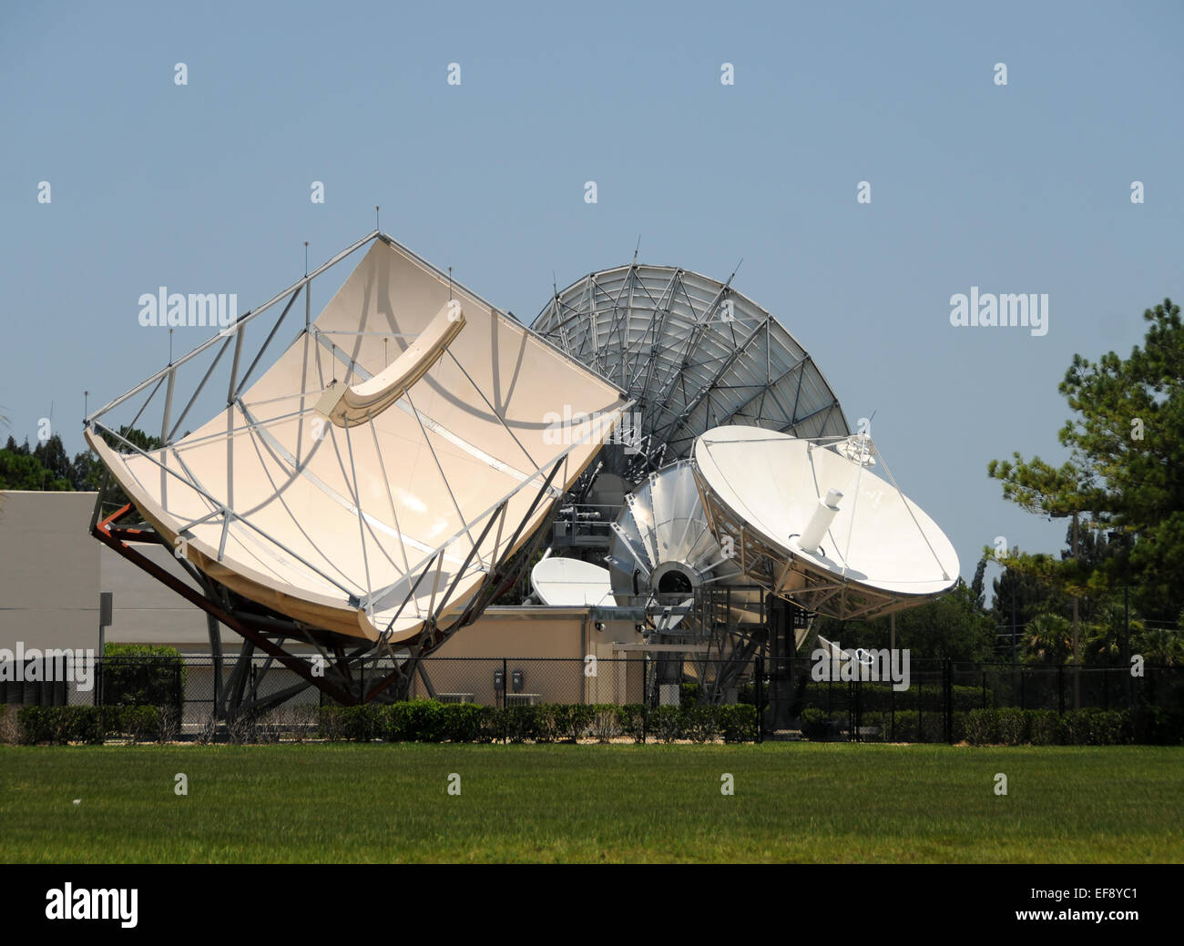 Array von riesigen Sat-Antennen in den Himmel zeigt Stockfoto