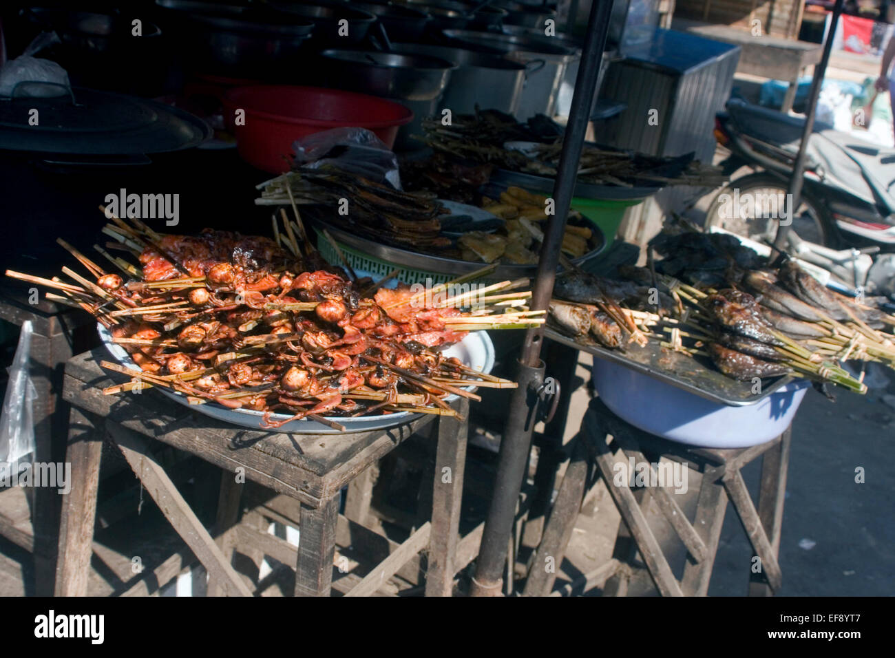 Gegrilltes Fleisch und Fisch sind verfügbar als Straße Nahrung auf einer Stadtstraße in Kampong Cham, Kambodscha. Stockfoto