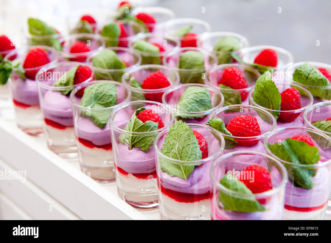 Himbeer-Mousse Verrine, Französisches Glas dessert Stockfoto