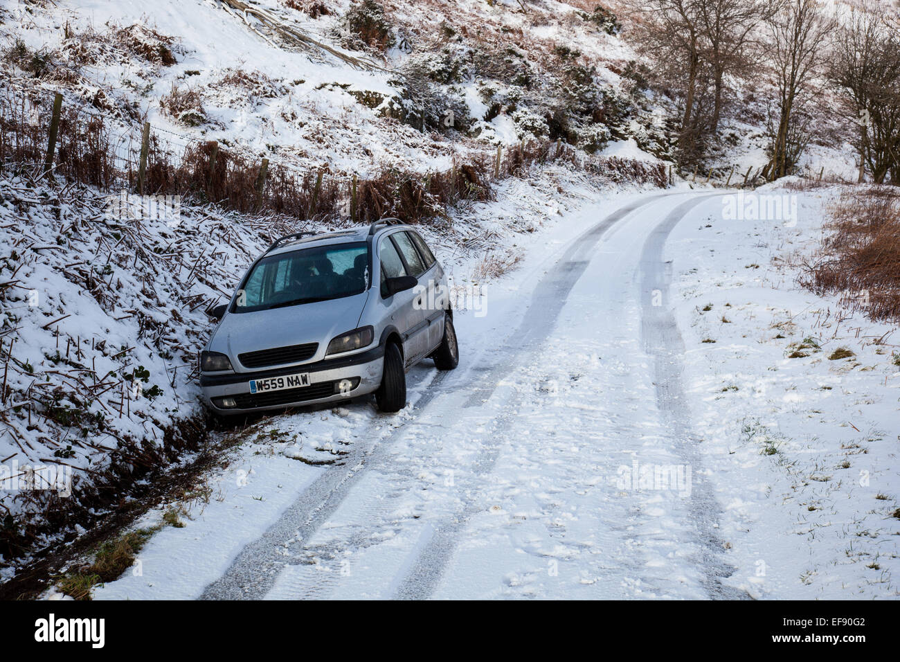 Auto im Graben auf Ragdon Spur im Schnee, in der Nähe von Kirche Stretton, Shropshire aufgegeben Stockfoto