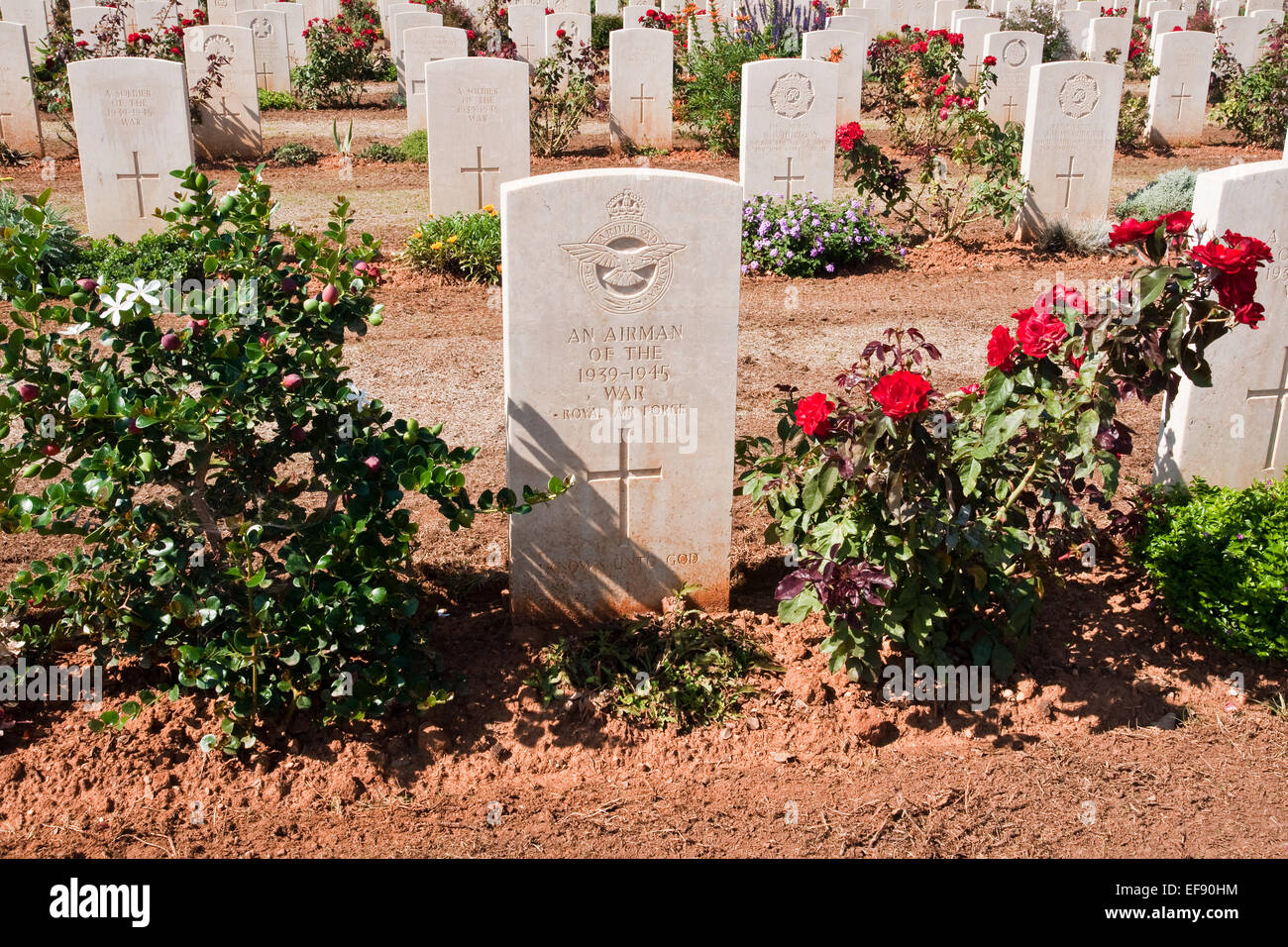 Das Grab von einem unbekannten Royal Air Force-Flieger, begraben in Souda Bay CWGC Cemetery in Souda Bay, Kreta, Griechenland Stockfoto