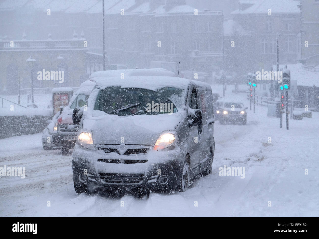 Der Winter Schnee verursacht der Verkehr/Fahren Probleme in Buxton. Derbyshire Stockfoto