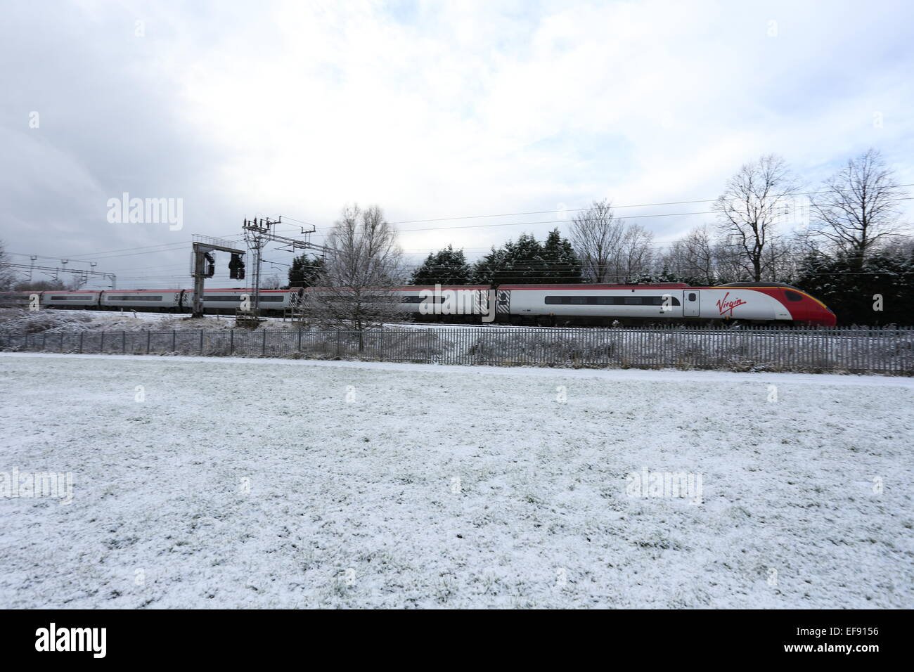 Crewe, Cheshire, UK. 29. Januar 2015. UK-Wetter: Schnee fiel in Crewe, Cheshire entlang der West Coast Main Railway Line Credit: Simon Newbury/Alamy Live News Stockfoto