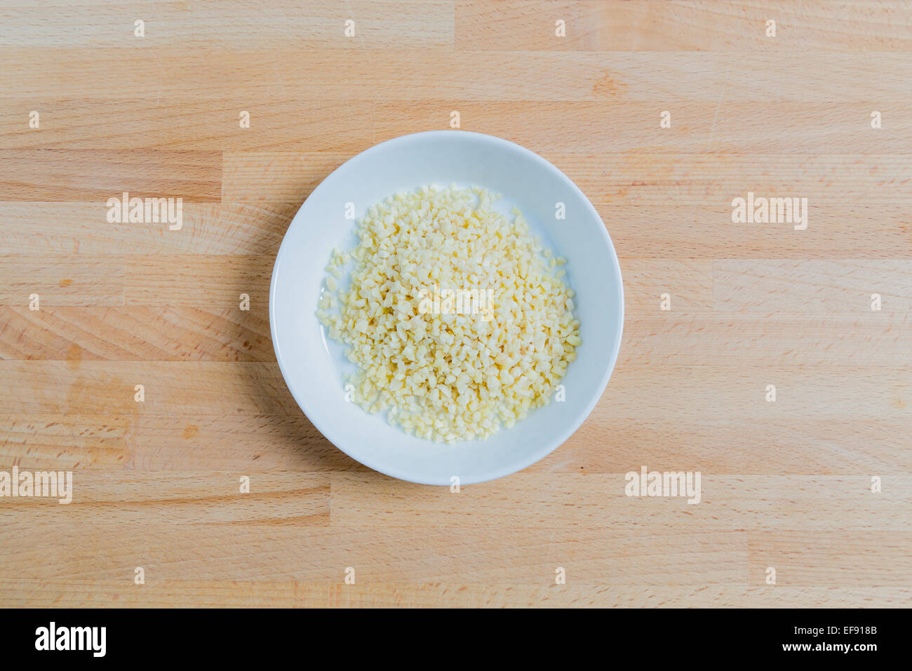 Gehackte süße Mandeln auf Holz. Stockfoto