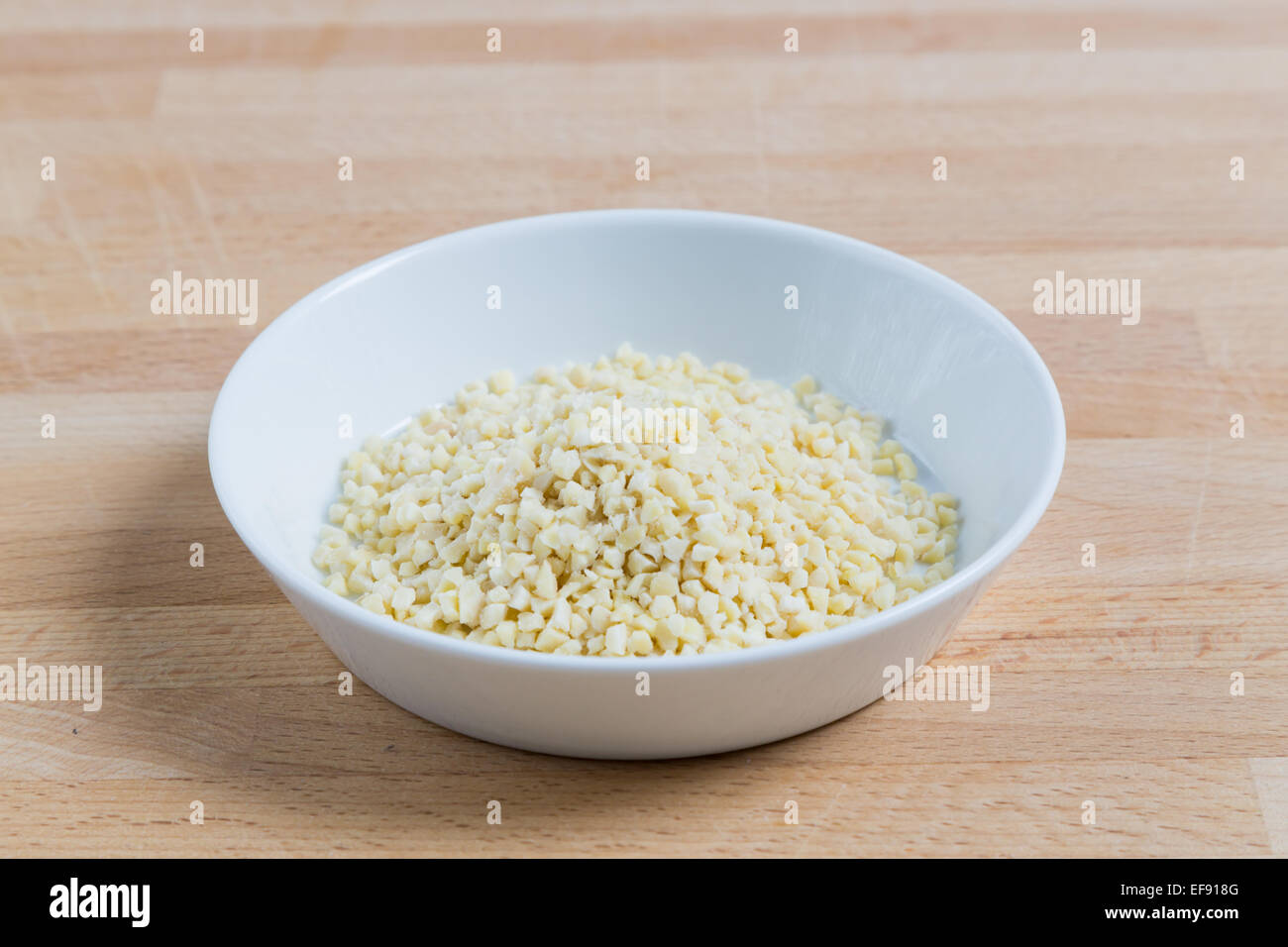 Gehackte süße Mandeln auf Holz. Stockfoto