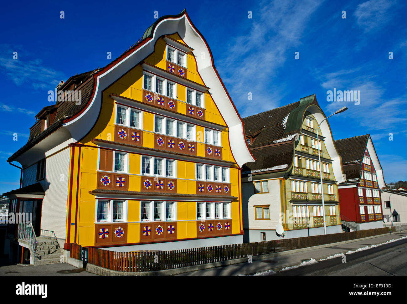 Reihe der typischen Appenzeller Häuser mit einem gewölbten Dreiecksgiebel, Appenzell, Appenzell, Schweiz Stockfoto