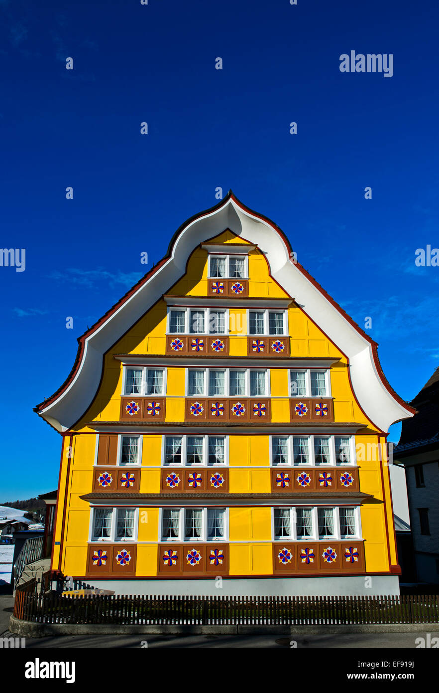 Haus mit einem gewölbten dreieckigen Giebel im Appenzeller Stil, Appenzell, Appenzell, Schweiz Stockfoto
