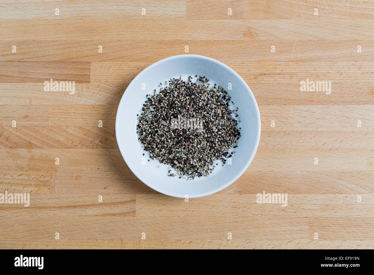 Gehackten Pfeffer in einer Schüssel auf Holz. Stockfoto