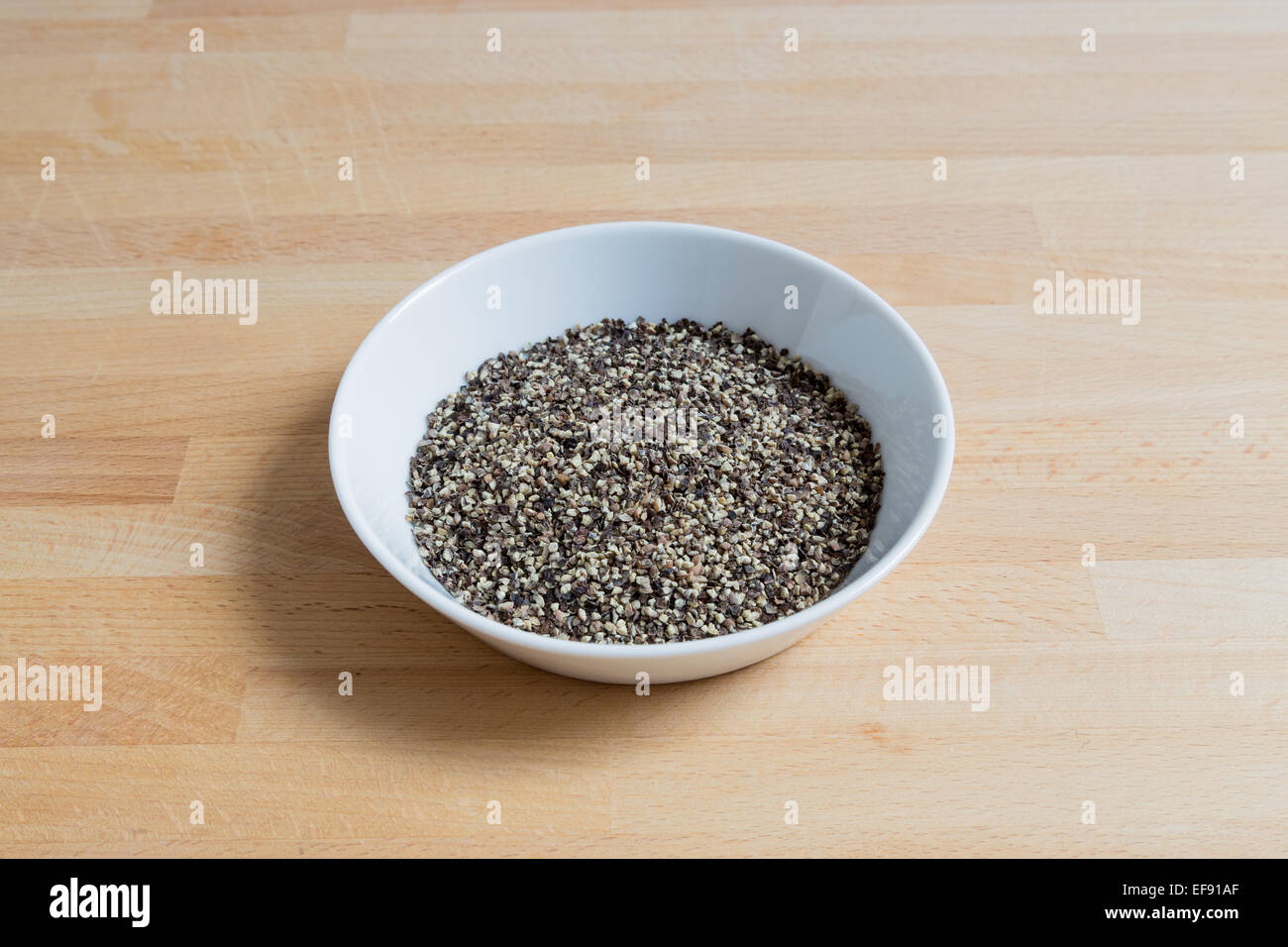 Gehackten Pfeffer in einer Schüssel auf Holz. Stockfoto