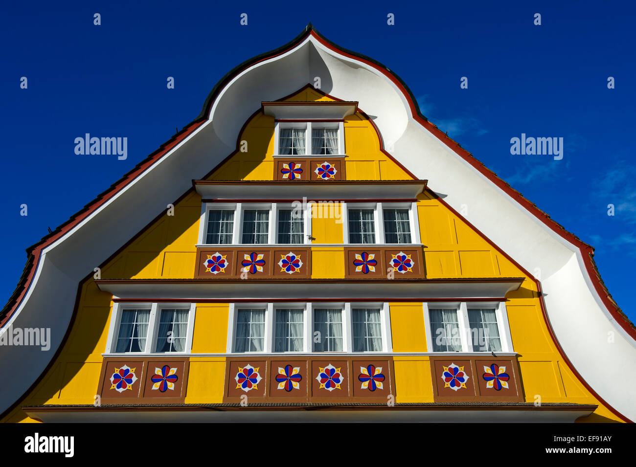 Fassade eines Wohnhauses mit gewölbten Pediment im Appenzeller Stil, Appenzell, Kanton Appenzell, Schweiz Stockfoto