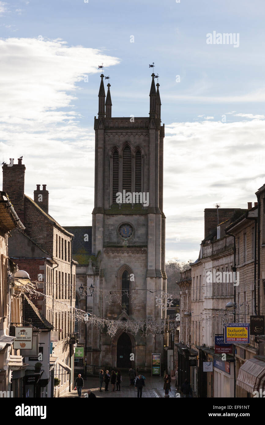 Blick auf Ironmonger Straße auf das jetzt entweiht ehemalige Kirche von St. Michael, Stamford. Stockfoto