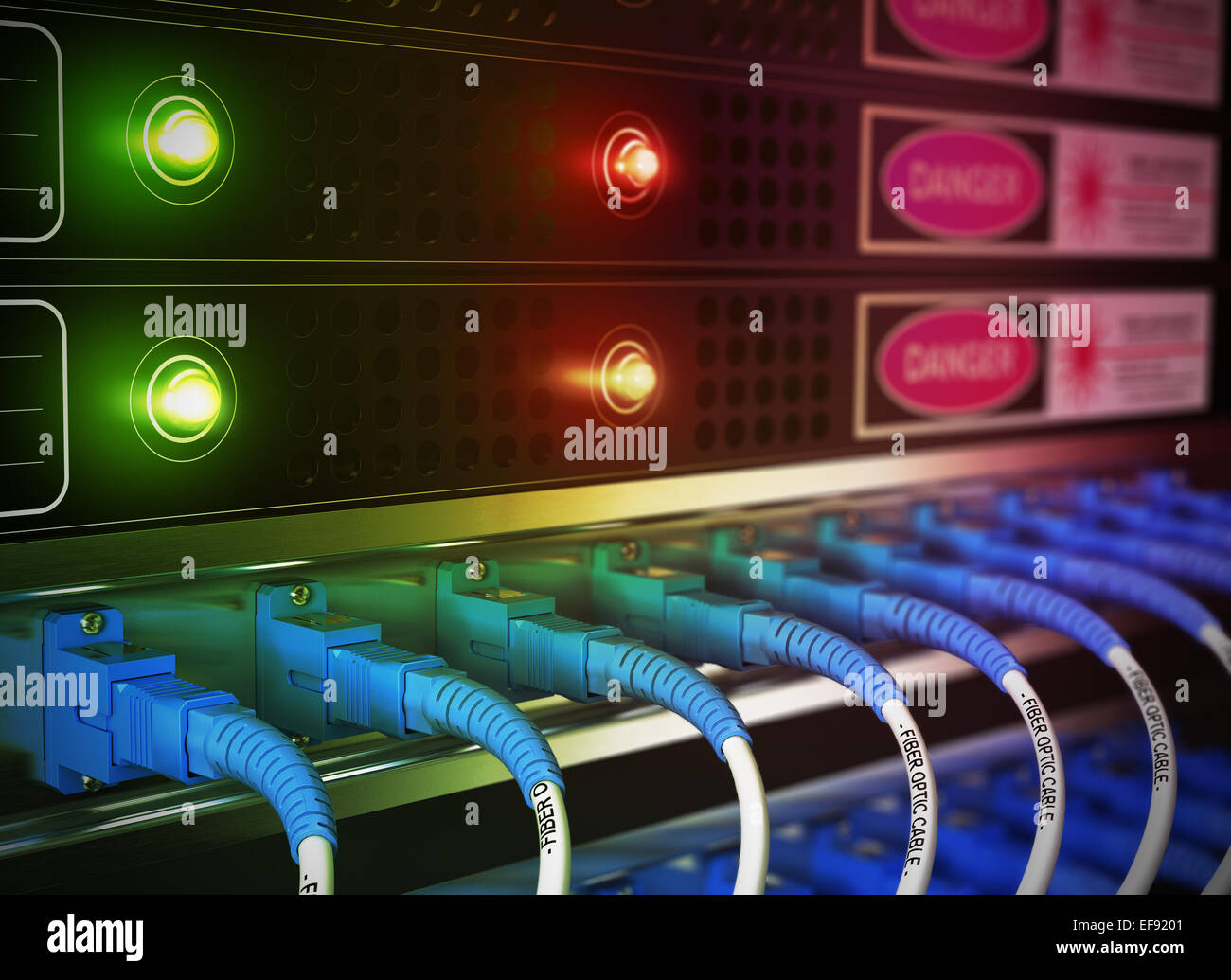 Nahaufnahme von Netzwerk Infrastruktur im Rechenzentrum. Blur Effekt mit Fokus auf Patchkabel im Vordergrund. Stockfoto