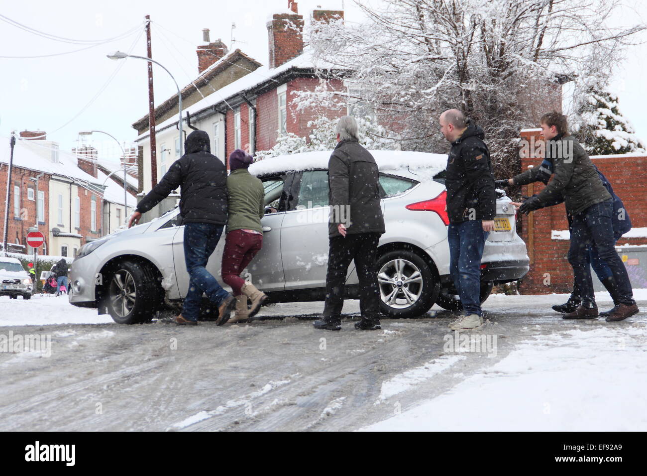 Chesterfield, Derbyshire, UK. 29. Januar 2015.  Passanten helfen Autofahrern tückische Straßen nach starkem Schneefall zu navigieren. Bildnachweis: Matthew Taylor/Alamy Live-Nachrichten Stockfoto