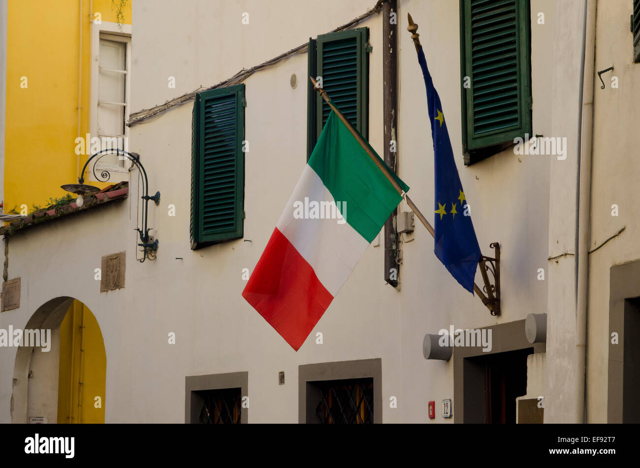 Italienische und Europäische Union Flaggen auf ein Gebäude in Lucca, Toskana, Italien Stockfoto