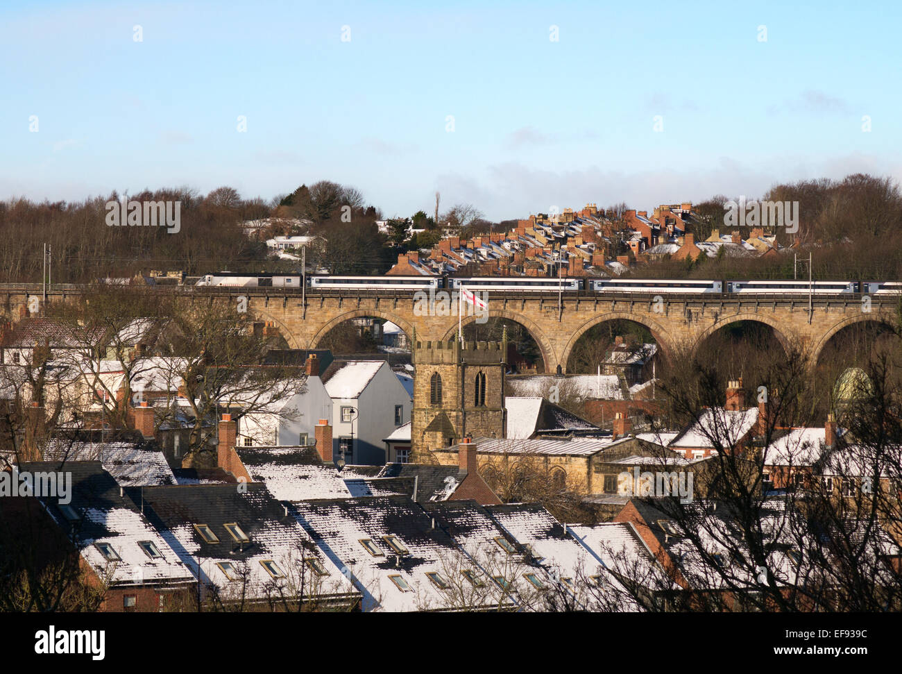 Durham City, Großbritannien. 29. Januar 2015. UK-Wetter: Einen sonnigen Ostküste bildet Köpfe Süden über Durham Viadukt mit Dächern aus Vordergrund Gebäude mit Schnee bedeckt. Bildnachweis: Washington Imaging/Alamy Live-Nachrichten Stockfoto