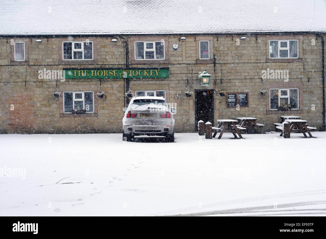 North East Derbyshire, UK. 29. Januar 2015. UK-Wetter: Schwere Schnee und Blizzard Bedingungen fegte über Derbyshire verursacht Reisechaos, innerhalb einer Stunde Straßen wurden gesperrt und Fahrzeuge verlassen am Straßenrand. Mehr Schnee wird später heute prognostiziert. Bildnachweis: IFIMAGE/Alamy Live-Nachrichten Stockfoto