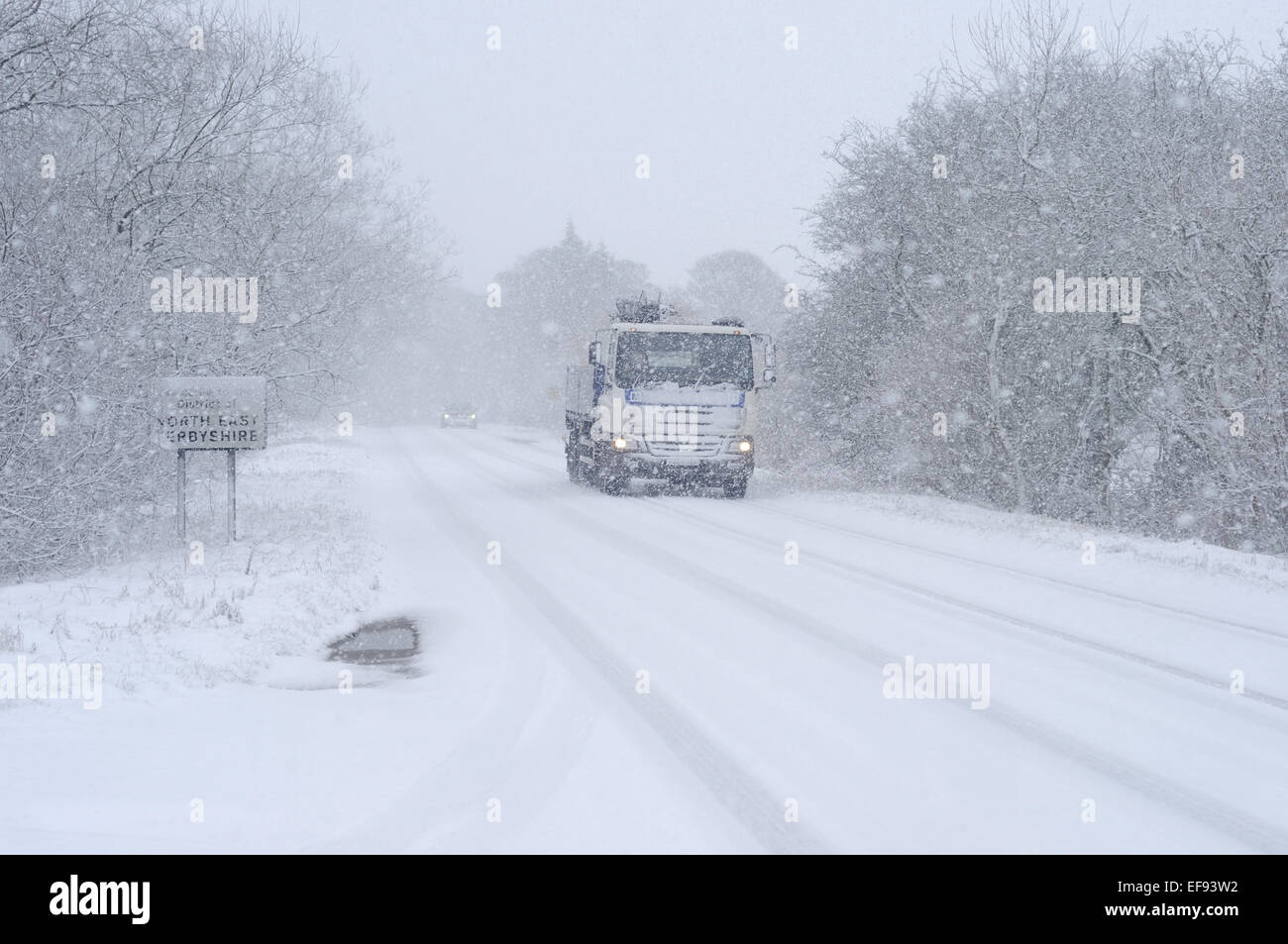 North East Derbyshire, UK. 29. Januar 2015. UK-Wetter: Schwere Schnee und Blizzard Bedingungen fegte über Derbyshire verursacht Reisechaos, innerhalb einer Stunde Straßen wurden gesperrt und Fahrzeuge verlassen am Straßenrand. Mehr Schnee wird später heute prognostiziert. Bildnachweis: IFIMAGE/Alamy Live-Nachrichten Stockfoto