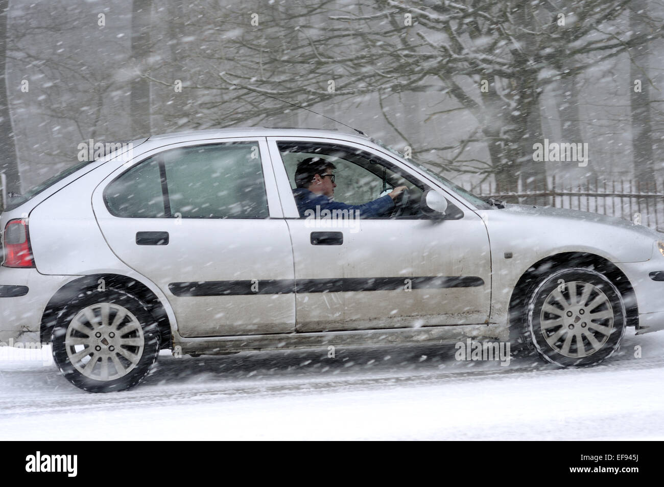 North East Derbyshire, UK. 29. Januar 2015. UK-Wetter: Schwere Schnee und Blizzard Bedingungen fegte über Derbyshire verursacht Reisechaos, innerhalb einer Stunde Straßen wurden gesperrt und Fahrzeuge verlassen am Straßenrand. Mehr Schnee wird später heute prognostiziert. Bildnachweis: IFIMAGE/Alamy Live-Nachrichten Stockfoto