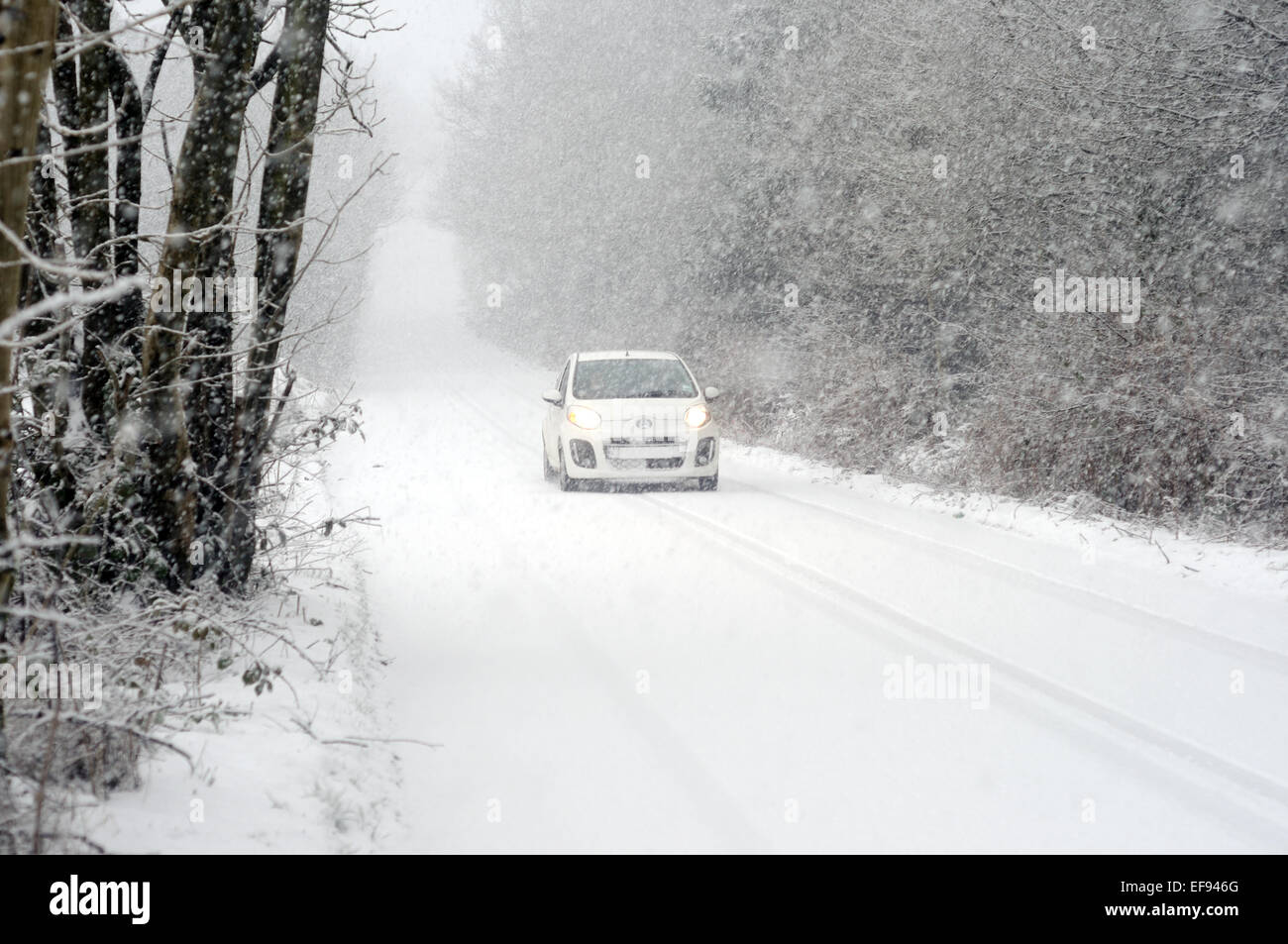 North East Derbyshire, UK. 29. Januar 2015. UK-Wetter: Schwere Schnee und Blizzard Bedingungen fegte über Derbyshire verursacht Reisechaos, innerhalb einer Stunde Straßen wurden gesperrt und Fahrzeuge verlassen am Straßenrand. Mehr Schnee wird später heute prognostiziert. Bildnachweis: IFIMAGE/Alamy Live-Nachrichten Stockfoto