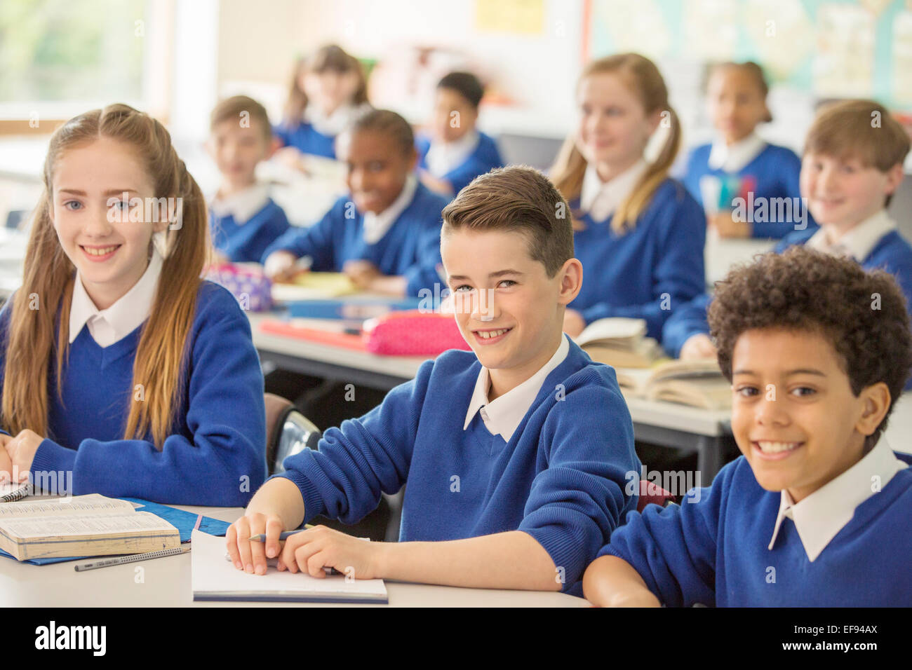 Grundschulkinder Lächeln im Klassenzimmer Stockfoto
