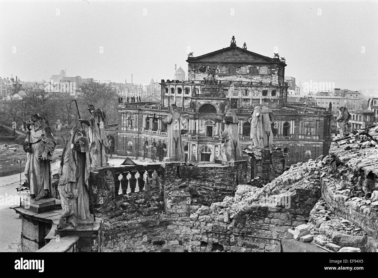 Das Foto vom berühmten Fotografen Richard Peter sen zeigt den Blick aus den Ruinen der Kathedrale Dresden auf dem Theaterplatz, die zerstörten Semperoper in Dresden. Das Bild wurde nach 17. September 1945 aufgenommen. Vor allem die alliierten Luftangriffe zwischen dem 13. und 14. Februar 1945 führte zu umfangreichen Zerstörungen der Stadt. Foto: Deutsche Fotothek / Richard Peter sen - kein Draht-SERVICE Stockfoto