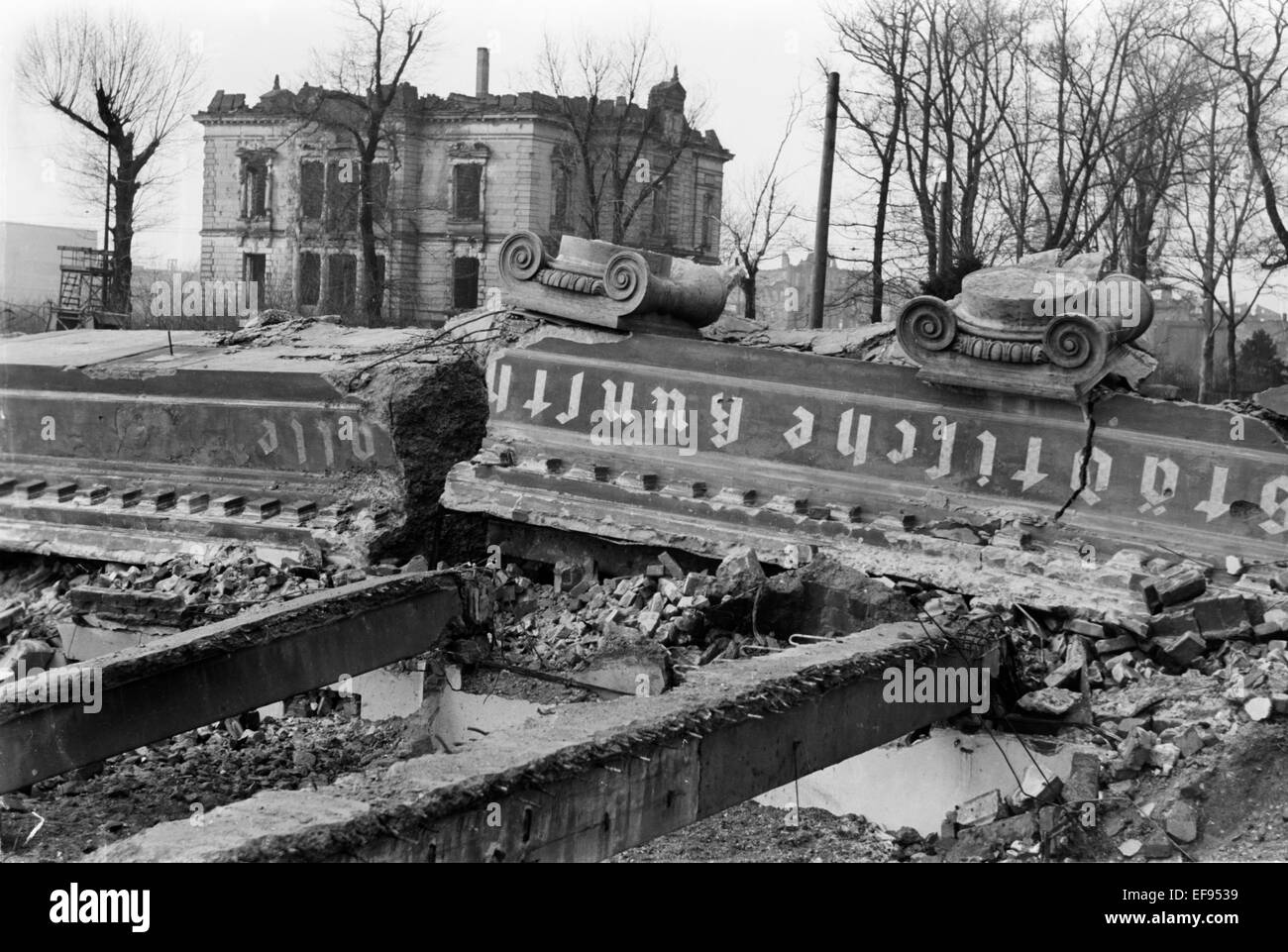 Das Foto vom berühmten Fotografen Richard Peter sen zeigt die Ruinen der Dresdner City Art Gallery in der Lennéstraße. Das Foto wurde nach 17. September 1945. Vor allem die alliierten Luftangriffe zwischen dem 13. und 14. Februar 1945 führte zu umfangreichen Zerstörungen der Stadt.  Foto: Deutsche Fotothek / Richard Peter sen - kein Draht-Dienst - Stockfoto