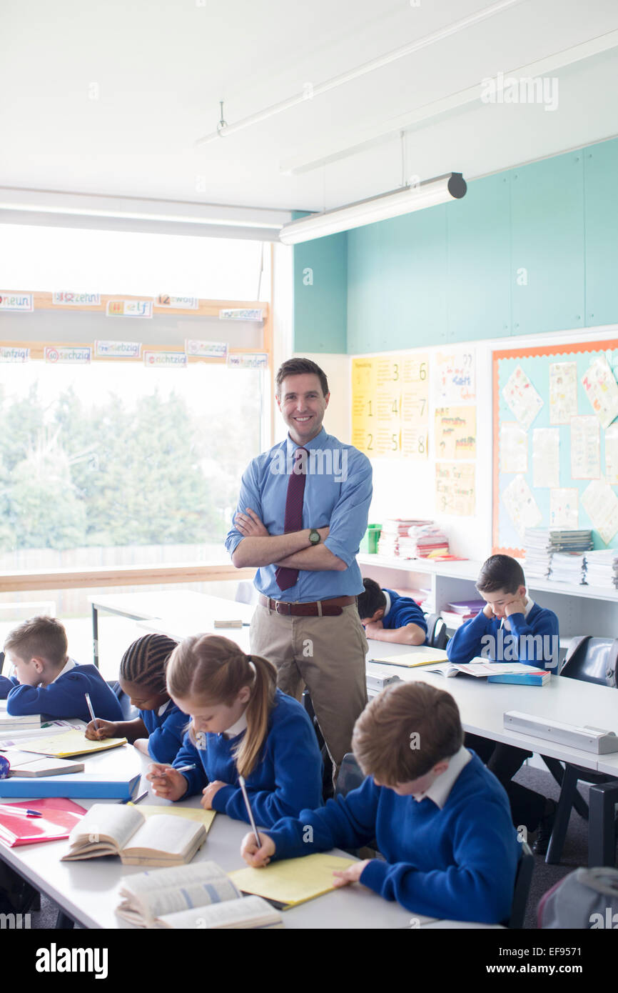 Lehrer und Grundschule Kinder im Klassenzimmer während der Lektion Stockfoto