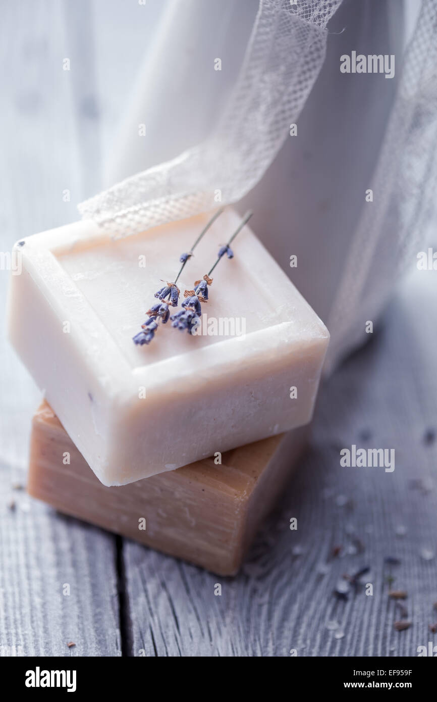 Naturseife, Lavendel, Salz auf einem Holzbrett, Hygieneartikel für Bad und Wellness. Stockfoto
