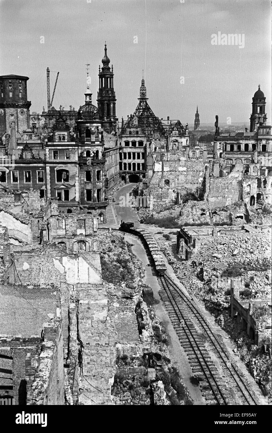 Trümmerbahn (Schutt Zug) in der Schloßstraße vor dem zerstörten Dresdner Schloss mit dem Hausmannsturm, Katholische Hofkirche (Kathedrale der Heiligen Dreifaltigkeit) und das Ständehaus (rechts). Datum unbekannt (1945-1950). Foto: Deutsche Fotothek / Richard Peter jun. - kein Draht-SERVICE – Stockfoto