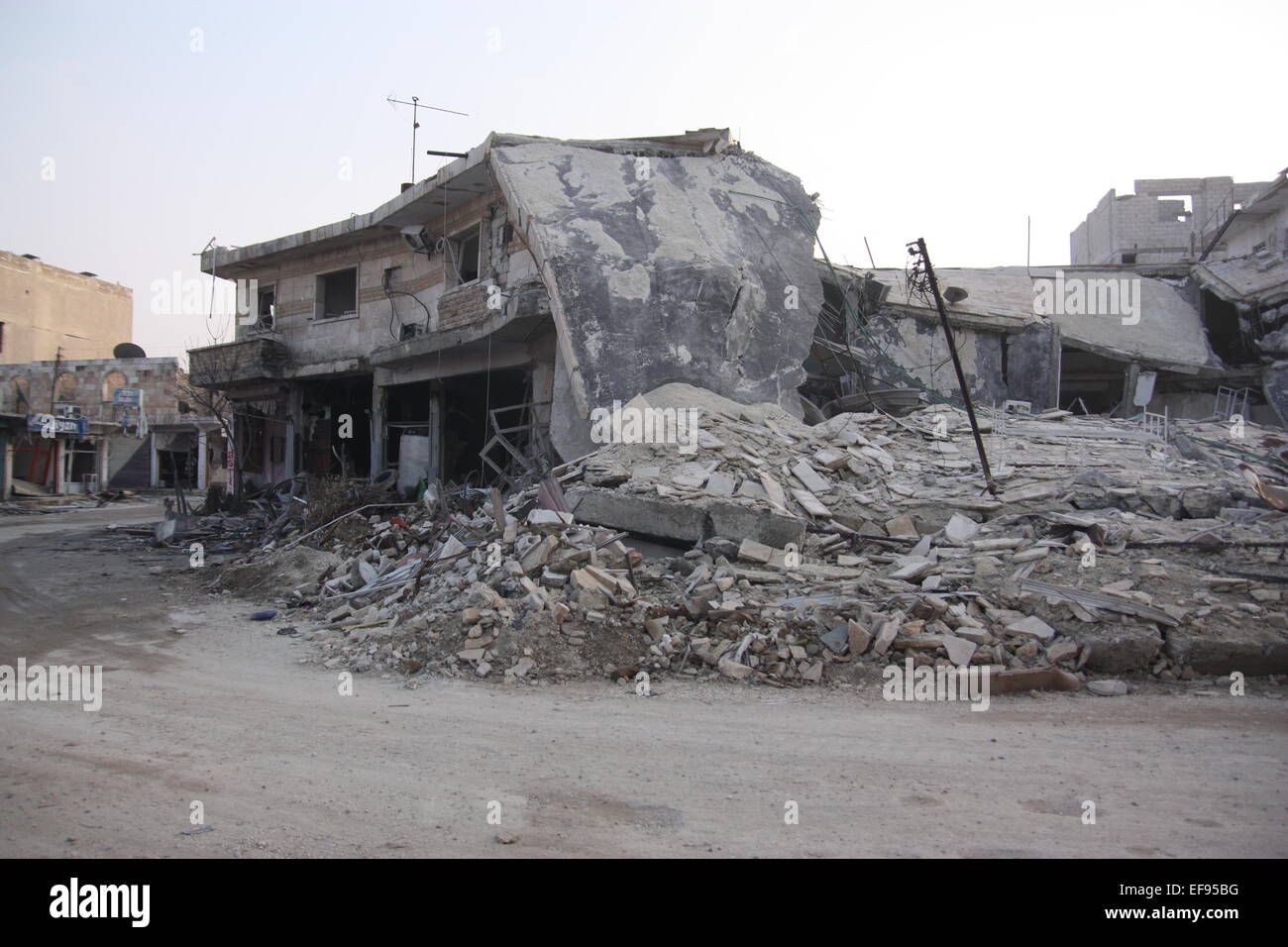 Zerstörte Häuser und Geröll dominieren die einsamen Straßen in der Stadt Kobane, Syrien, 28. Januar 2015. Kurdische Kämpfer haben es geschafft, die Kräfte des sogenannten IS, islamischen Staat aus der Stadt Kobane zurückzudrängen.  Raketen und Kampfhandlungen, jedoch haben viele Zivilisten getötet und Kobane völlig am Boden zerstört. Foto: Jan Kuhlmann/dpa Stockfoto