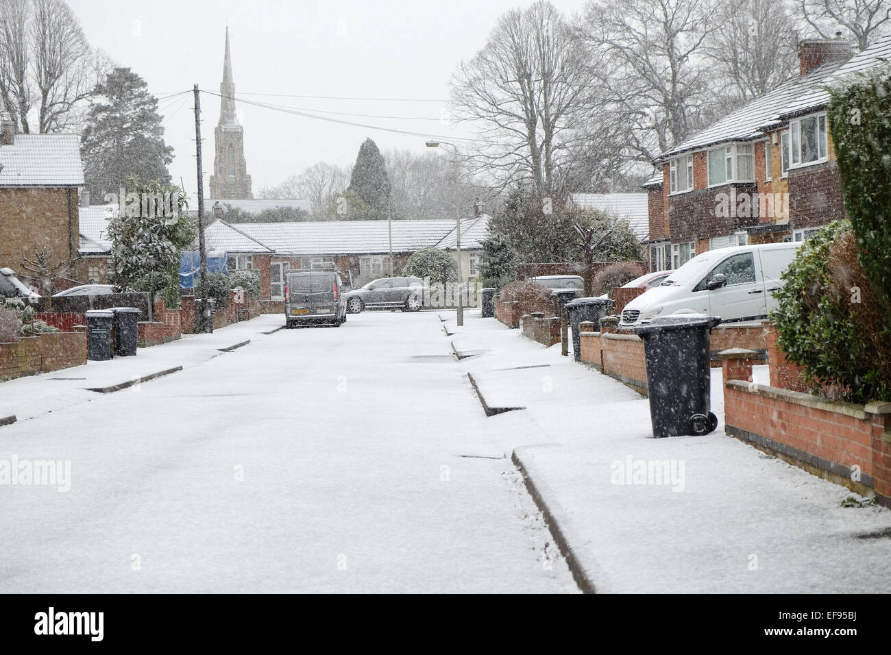 Starke Schneeschauer machen das Autofahren gefährlich in den East Midlands. Stockfoto