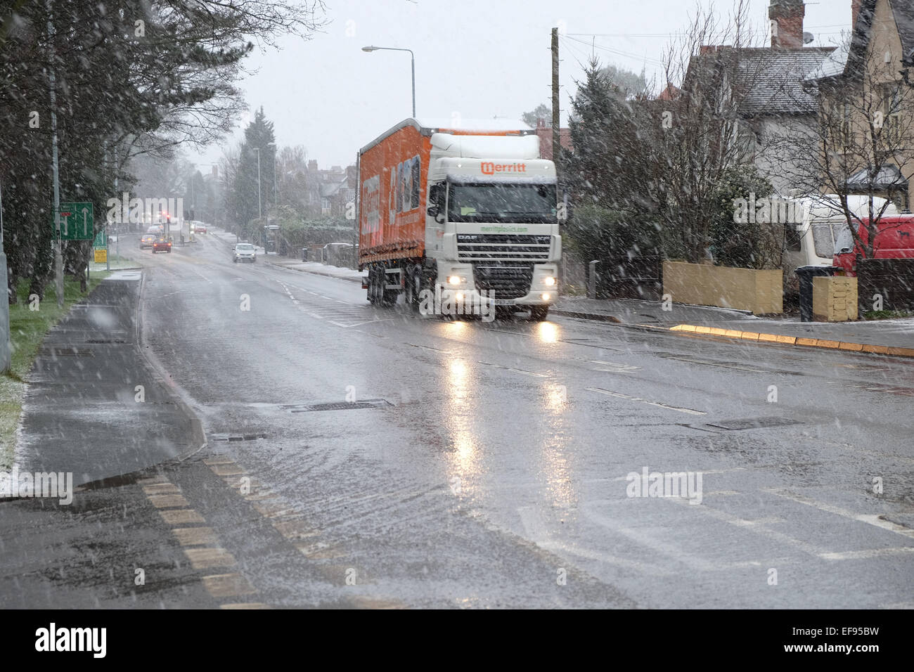 Starke Schneeschauer machen das Autofahren gefährlich in den East Midlands. Stockfoto