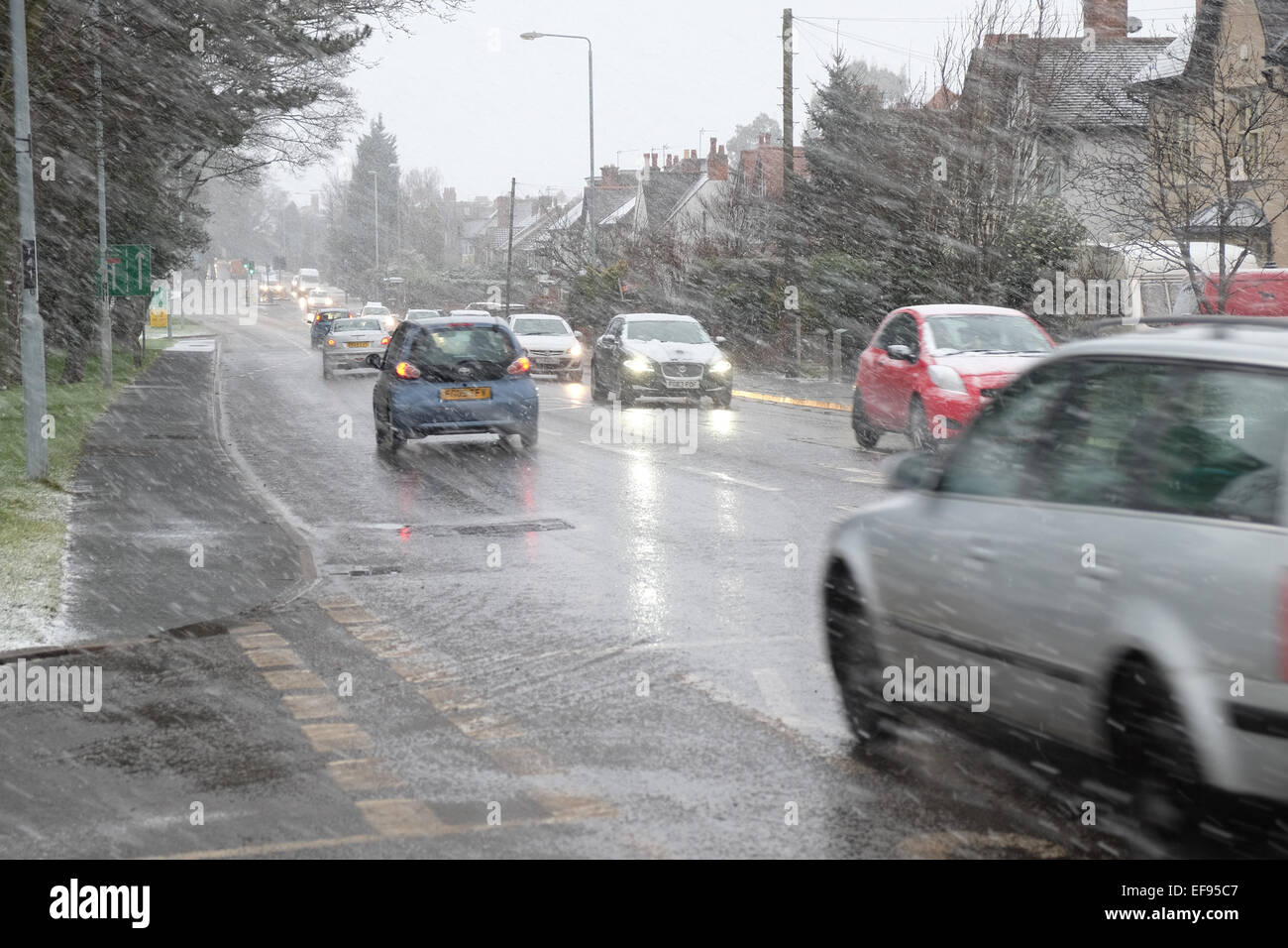 Starke Schneeschauer machen das Autofahren gefährlich in den East Midlands. Stockfoto