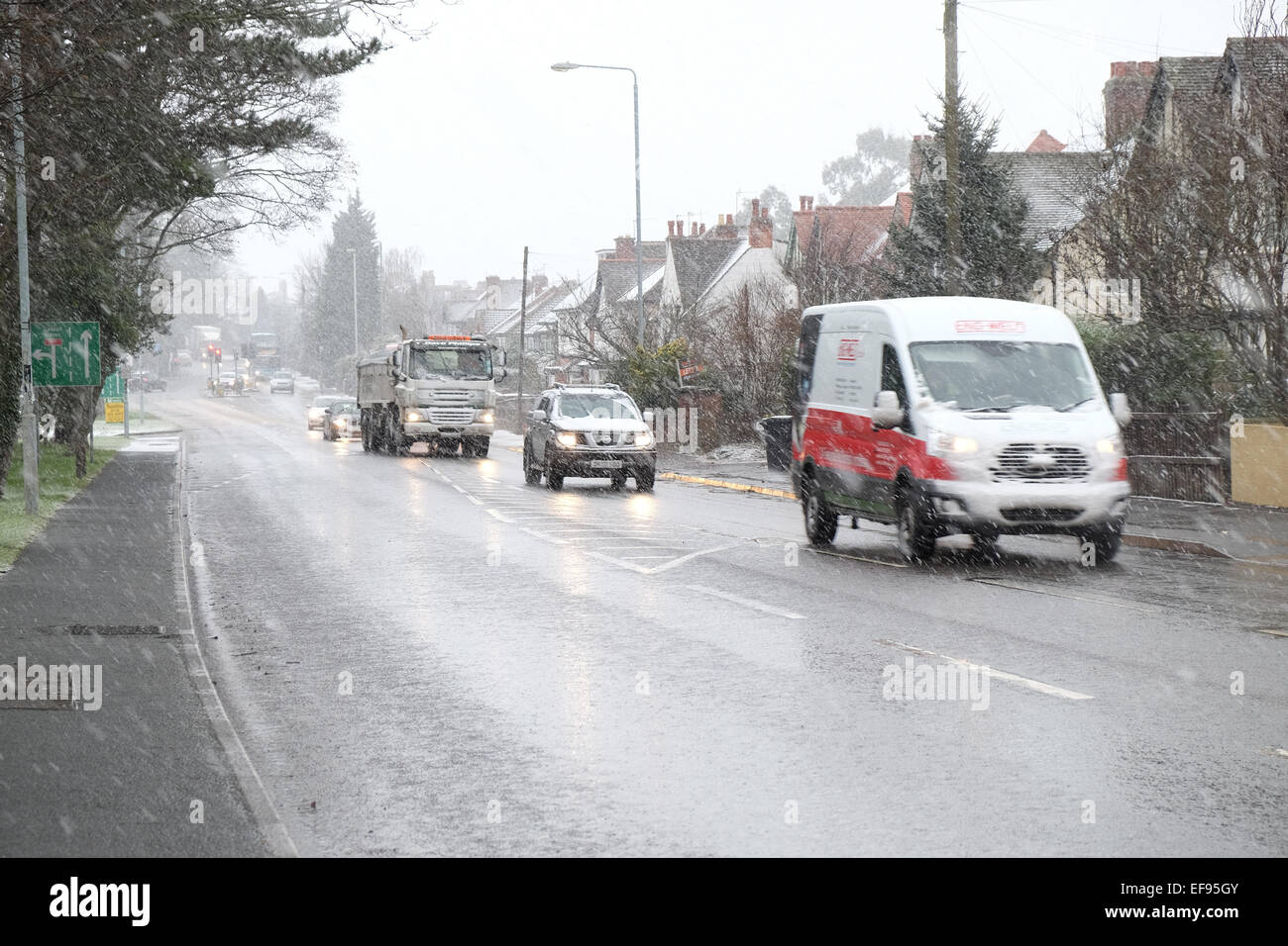 Starke Schneeschauer machen das Autofahren gefährlich in den East Midlands. Stockfoto