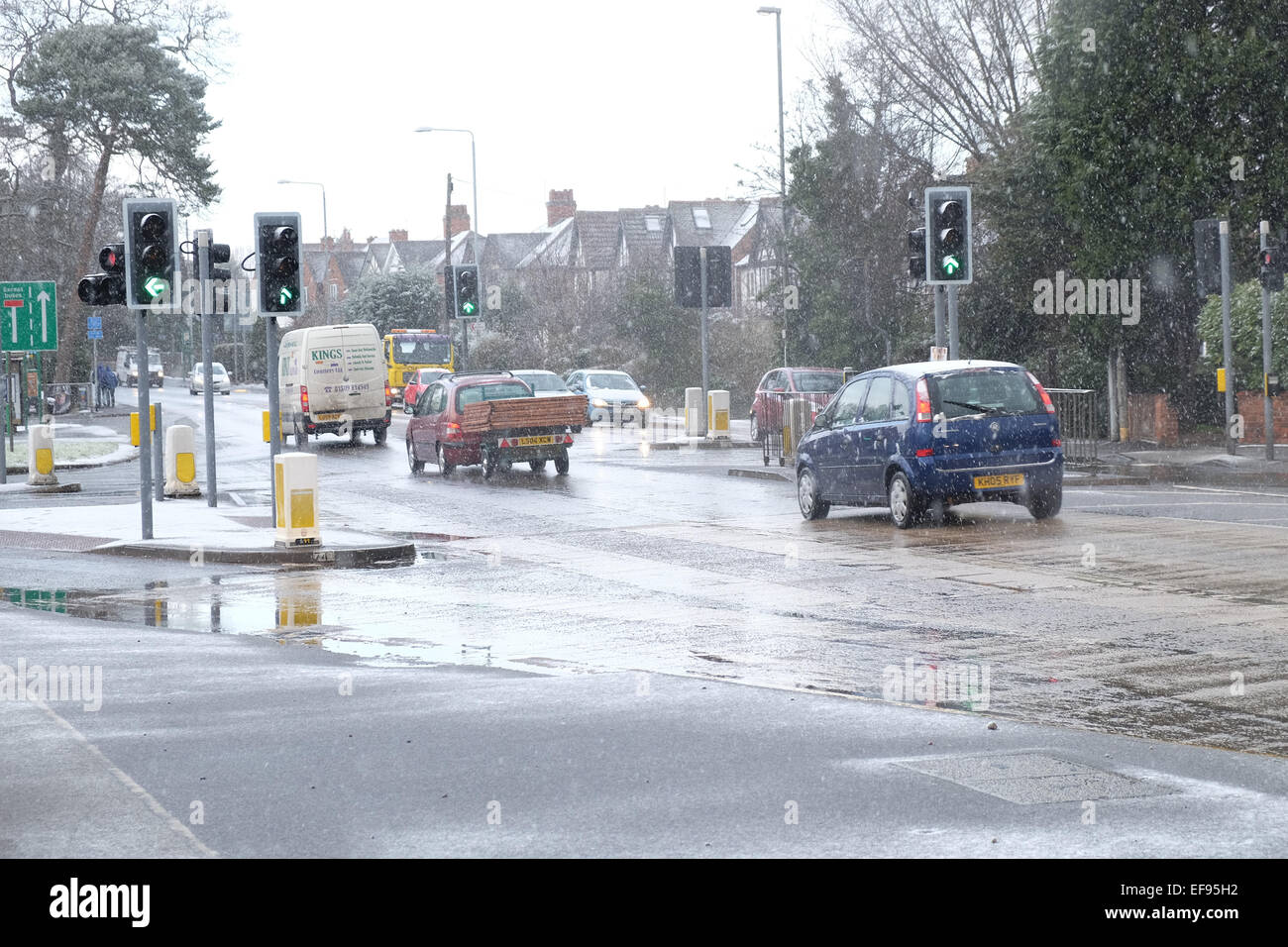 Starke Schneeschauer machen das Autofahren gefährlich in den East Midlands. Stockfoto