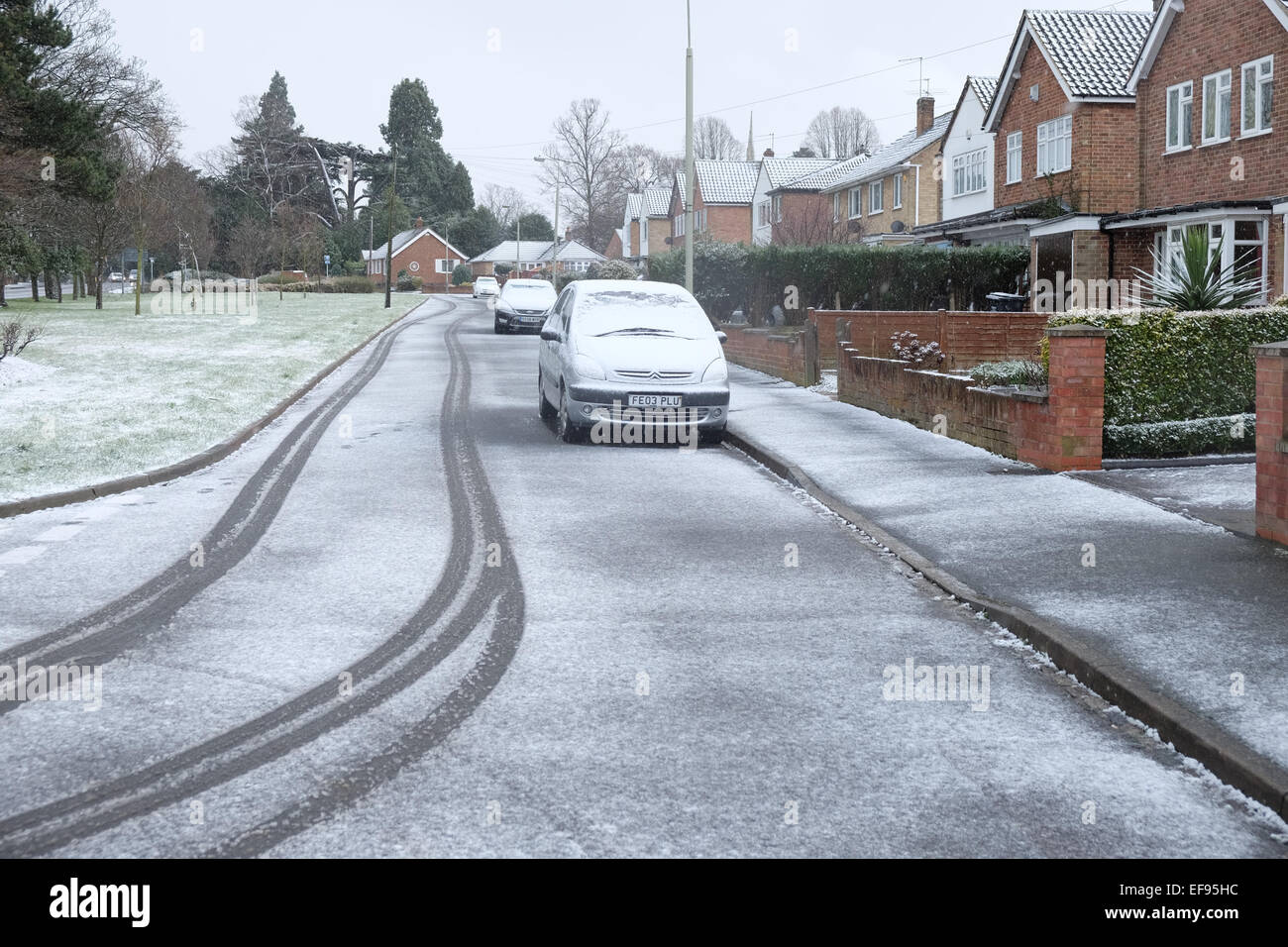 Starke Schneeschauer machen das Autofahren gefährlich in den East Midlands. Stockfoto