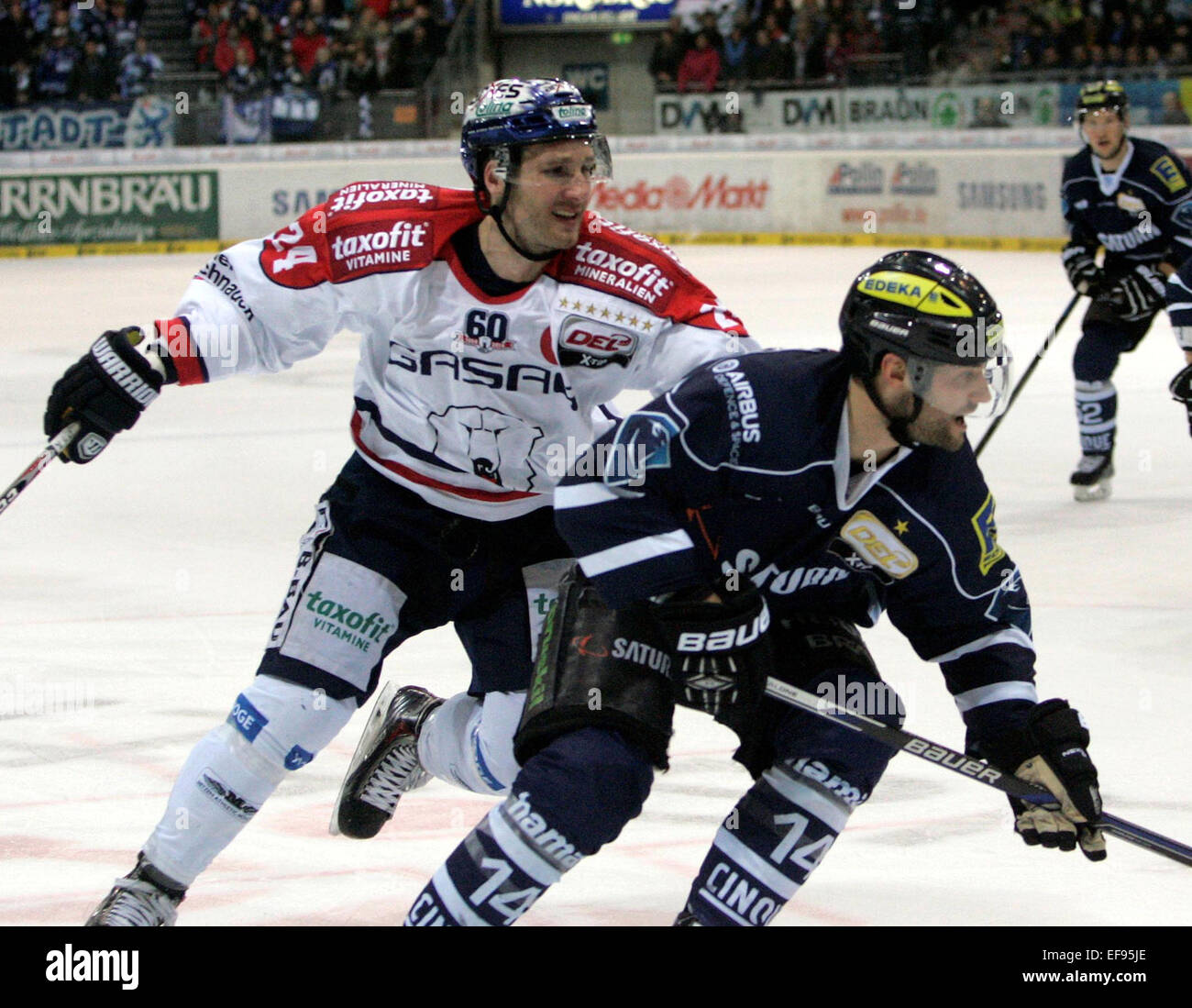 28. Januar 2015 - Ingolstadt, Bayern, Deutschland - von linken Andre RANKEL/Berlin, 14Dustin FRIESEN/Ingolstadt. Deutsche Eishockeyliga Spieltag 43,. ERC Ingolstadt Vs Eisbaeren Berlin. Ingolstadt, Saturn Arena, 27. Januar 2015, ...die Landesmeister Ingolstadt erhält ehemaligen Weltmeister, das Team Schloss von Anschutz Entertainment Group mit dem ehemaligen NHL-Spieler Uwe Krup jetzt als Headcoach. (Kredit-Bild: © Wolfgang Fehrmann/Wolfgang Fehrmann/ZUMA Wire) Stockfoto